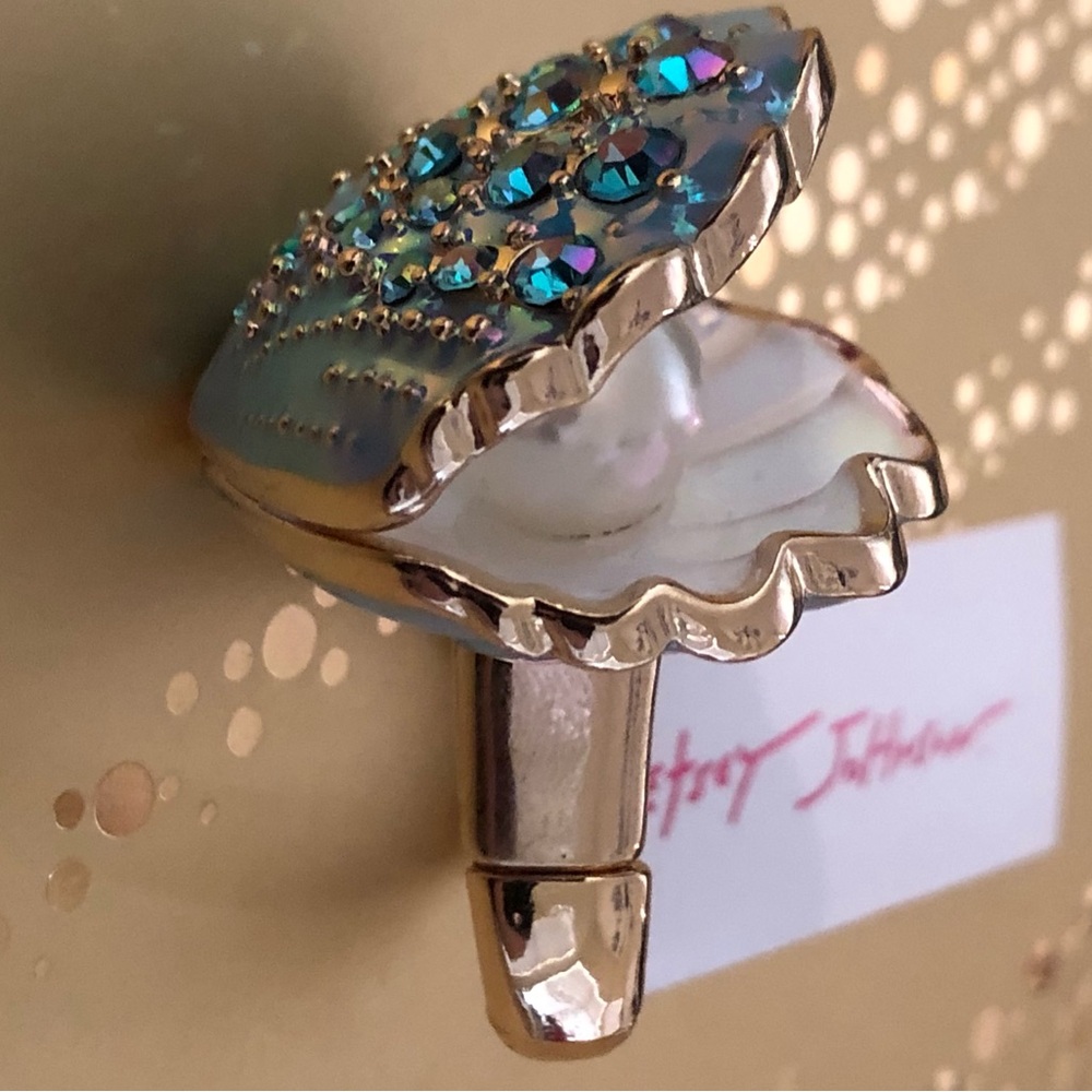 Authentic Betsey Johnson Clam Shell Cocktail Ring, Stretchy Size 7 Gold Tone NWT